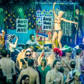 ANTI FASHION POOL PARTY